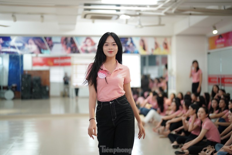 Hoa hau Huynh Thi Thanh Thuy gay an tuong ngay tu dau cuoc thi-Hinh-4