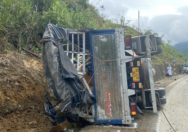 Quang Nam: Xe tai mat lai lao vao taluy, 2 nguoi ket trong cabin