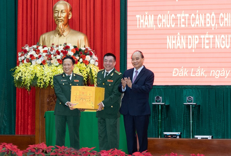Chu tich nuoc tham, chuc Tet Bo doi Bien phong va cong nhan tinh Dak Lak-Hinh-2