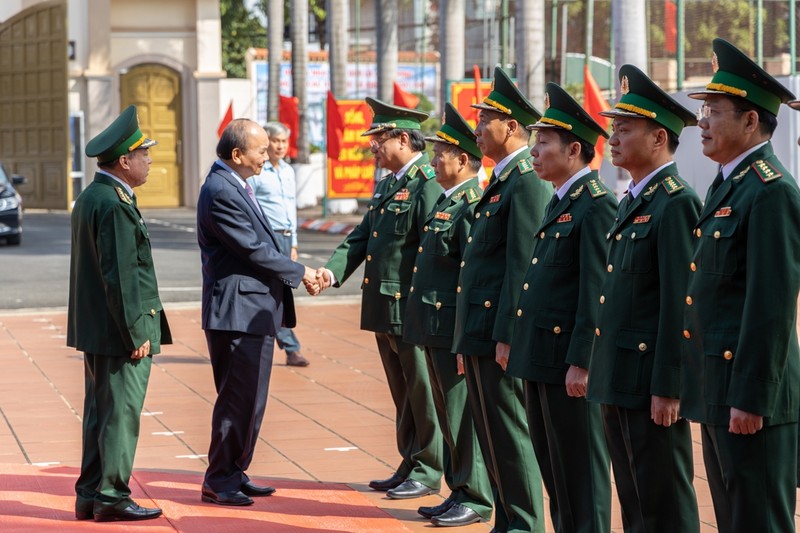 Chu tich nuoc tham, chuc Tet Bo doi Bien phong va cong nhan tinh Dak Lak