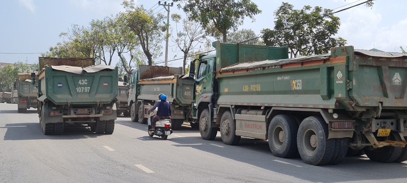 Da Nang: Ne tram can, xe tai xep hang “rong ran” tren quoc lo 14B-Hinh-3