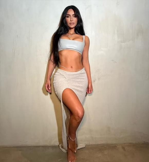 Kim Kardashian khoe  khu vuon xa hoa o san sau biet thu