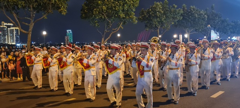 Đà Nẵng: Dòng người ken cứng xem biểu diễn nhạc kèn diễu hành trên phố - Hình 10 Da Nang: Dong nguoi ken cung xem bieu dien nhac ken dieu hanh tren pho-Hinh-10