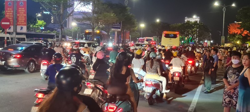 Đà Nẵng: Dòng người ken cứng xem biểu diễn nhạc kèn diễu hành trên phố - Hình 2 Da Nang: Dong nguoi ken cung xem bieu dien nhac ken dieu hanh tren pho-Hinh-2