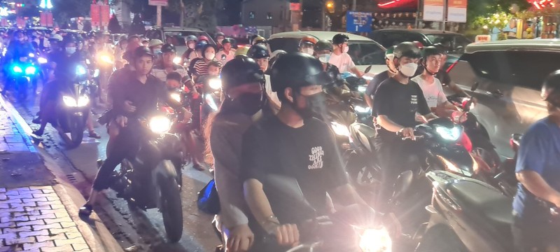 Đà Nẵng: Dòng người ken cứng xem biểu diễn nhạc kèn diễu hành trên phố - Hình 3 Da Nang: Dong nguoi ken cung xem bieu dien nhac ken dieu hanh tren pho-Hinh-3
