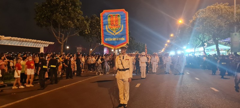 Đà Nẵng: Dòng người ken cứng xem biểu diễn nhạc kèn diễu hành trên phố - Hình 4 Da Nang: Dong nguoi ken cung xem bieu dien nhac ken dieu hanh tren pho-Hinh-4