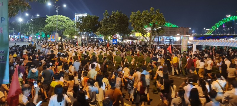 Da Nang: Dong nguoi ken cung xem bieu dien nhac ken dieu hanh tren pho-Hinh-5