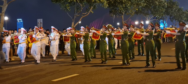 Đà Nẵng: Dòng người ken cứng xem biểu diễn nhạc kèn diễu hành trên phố - Hình 6 Da Nang: Dong nguoi ken cung xem bieu dien nhac ken dieu hanh tren pho-Hinh-6