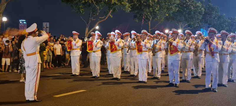 Đà Nẵng: Dòng người ken cứng xem biểu diễn nhạc kèn diễu hành trên phố - Hình 7 Da Nang: Dong nguoi ken cung xem bieu dien nhac ken dieu hanh tren pho-Hinh-7