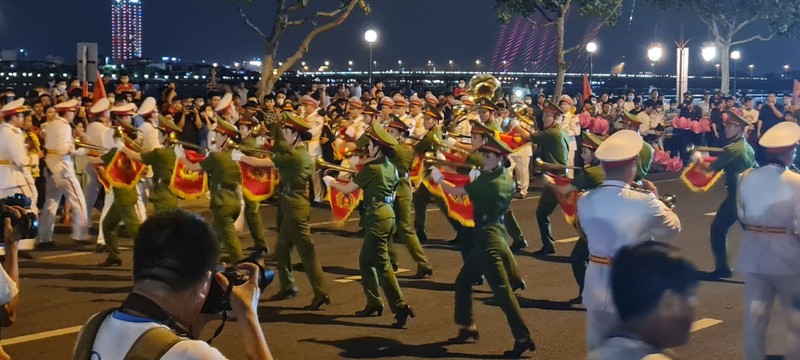 Đà Nẵng: Dòng người ken cứng xem biểu diễn nhạc kèn diễu hành trên phố - Hình 8 Da Nang: Dong nguoi ken cung xem bieu dien nhac ken dieu hanh tren pho-Hinh-8