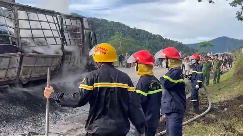 Hien truong xe cho than chay tro khung tren duong Ho Chi Minh-Hinh-4