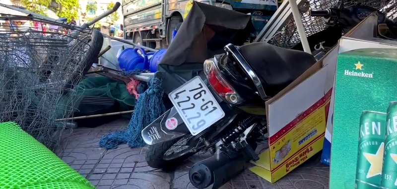 Quang Ngai: Toan canh vu xe tai dam vao nha dan, 2 nguoi thiet mang-Hinh-6