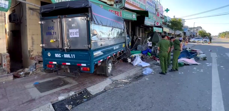 Quang Ngai: Toan canh vu xe tai dam vao nha dan, 2 nguoi thiet mang-Hinh-7