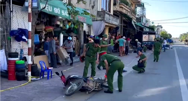 Quang Ngai: Toan canh vu xe tai dam vao nha dan, 2 nguoi thiet mang-Hinh-8