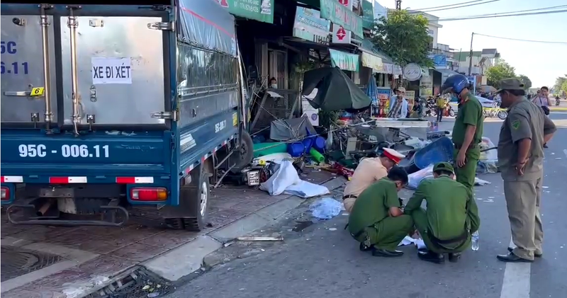 Quang Ngai: Toan canh vu xe tai dam vao nha dan, 2 nguoi thiet mang-Hinh-9
