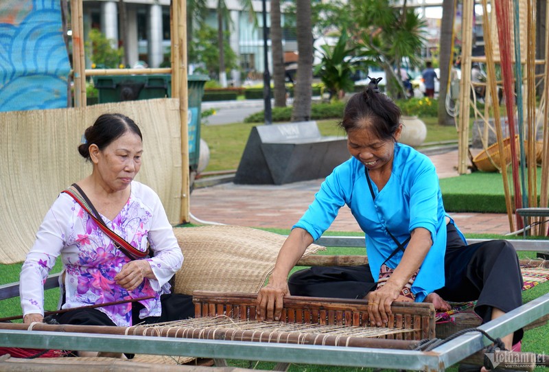 Khach Tay thich thu lam tranh Dong Ho, thuong thuc dac san Viet Nam-Hinh-11