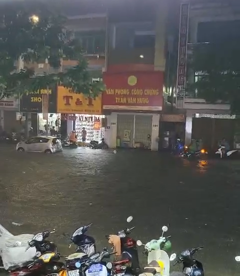 Da Nang: Mua to dau mua, pho bien thanh song