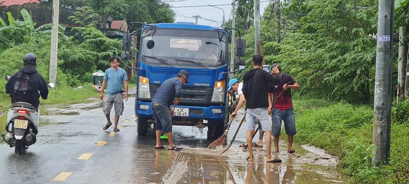 Mua lon o mien Trung: Noi cap tap don bun, noi dong cua chay lut-Hinh-5