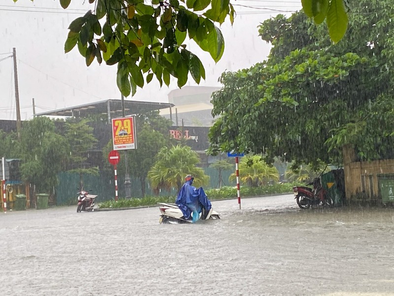 Mua trang troi, nhieu noi o Hue va Quang Tri chim trong bien nuoc-Hinh-10