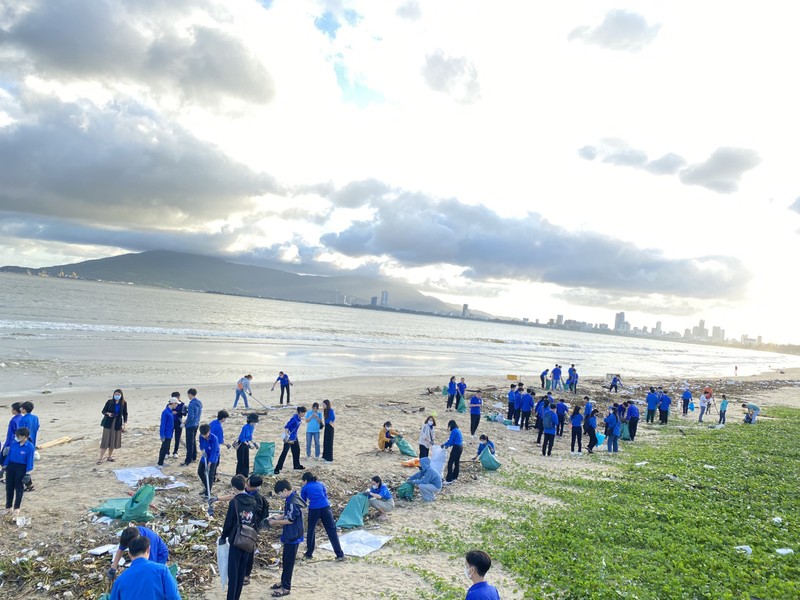 Da Nang: Huy dong hang nghin nguoi don rac dat vao bai bien