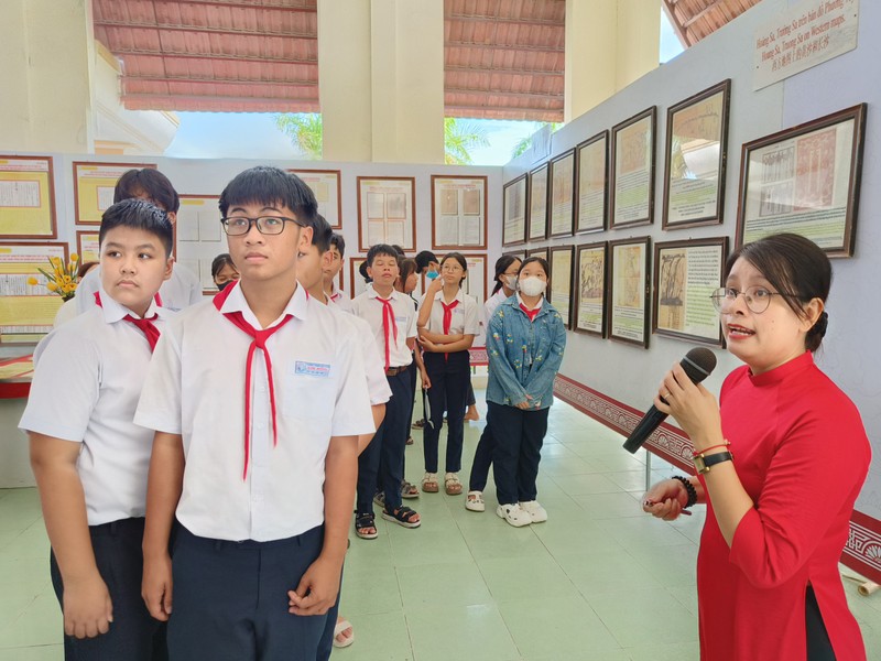 Quang Nam: Trien lam ban do va tu lieu “Hoang Sa, Truong Sa cua Viet Nam“-Hinh-7