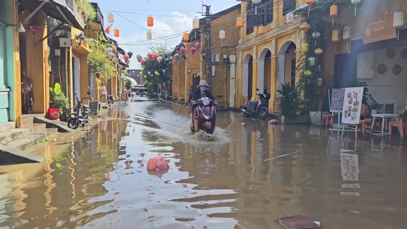 Nuoc lu rut dan, dan Hoi An lai cap tap don bun non-Hinh-2