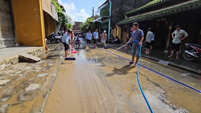 Nuoc lu rut dan, dan Hoi An lai cap tap don bun non-Hinh-5