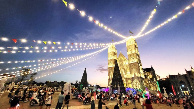 Kham pha hai nha tho noi tieng Ba Ria - Vung Tau dip Giang sinh-Hinh-14