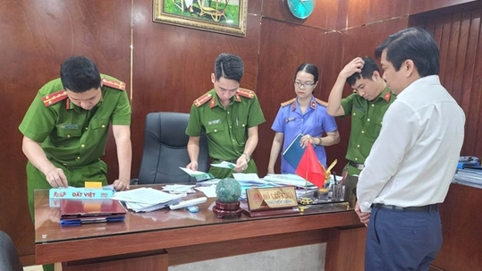 Vụ “đưa, nhận hối lộ” tại quận Cẩm Lệ: Khởi tố thêm 3 bị can - Hình 2 Vu “dua, nhan hoi lo” tai quan Cam Le: Khoi to them 3 bi can-Hinh-2