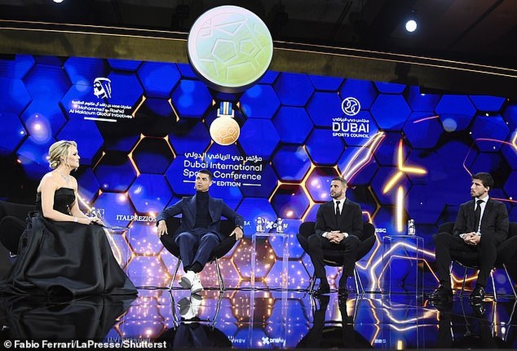 Ban gai Ronaldo khoe than hinh nong bong tai Globe Soccer Awards-Hinh-5