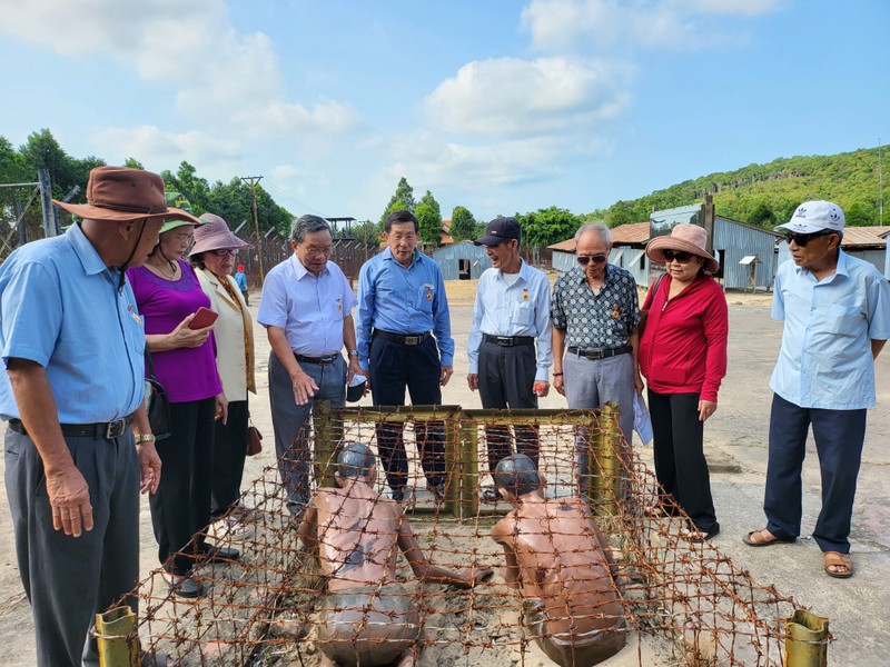 Xuan ve ruc ro tren dao ngoc Phu Quoc-Hinh-2