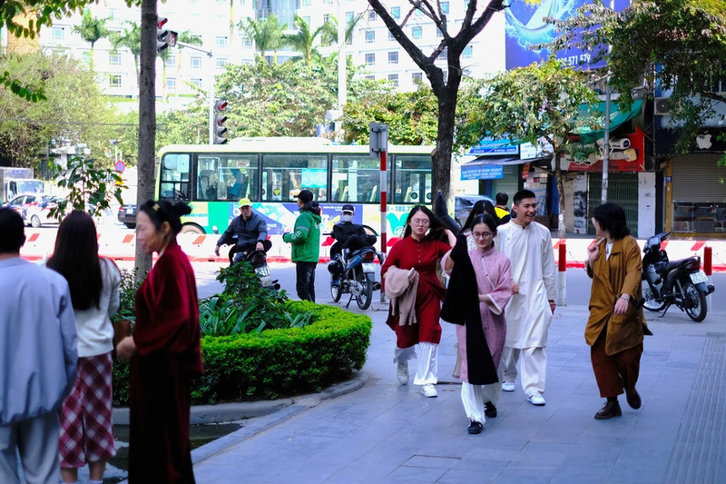 Tet Giap Thin, nhieu nguoi dan Ha Noi chon di du xuan bang tau dien