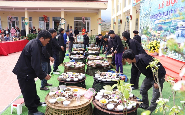 Nhieu trai nghiem doc dao tai le hoi hoa le Tai Nung, Nam Pung-Hinh-2