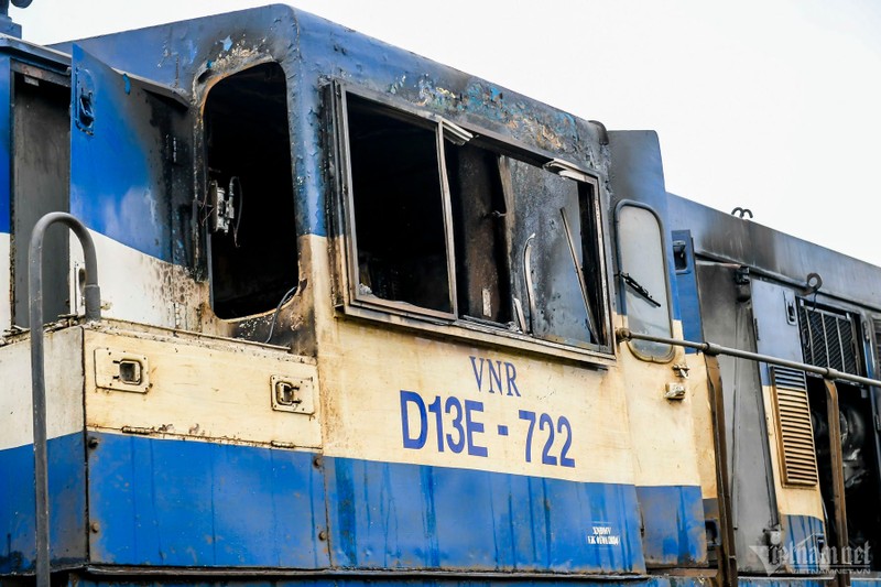 View - 	Nam Định: Tàu chở hàng bốc cháy dữ dội trên đường ray 