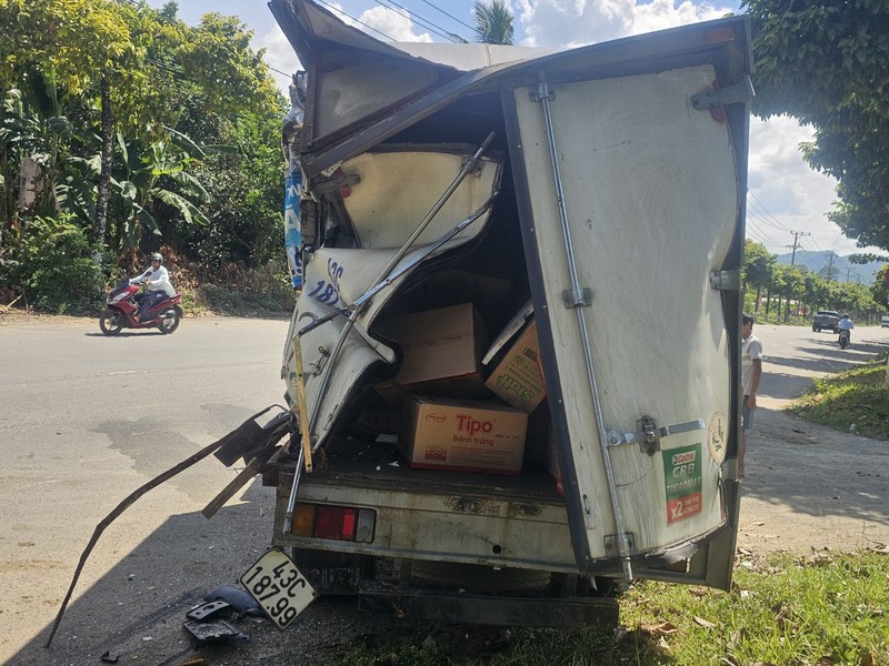 Da Nang: Dang dau ben le, xe tai bat ngo bi “un” bien dang-Hinh-7