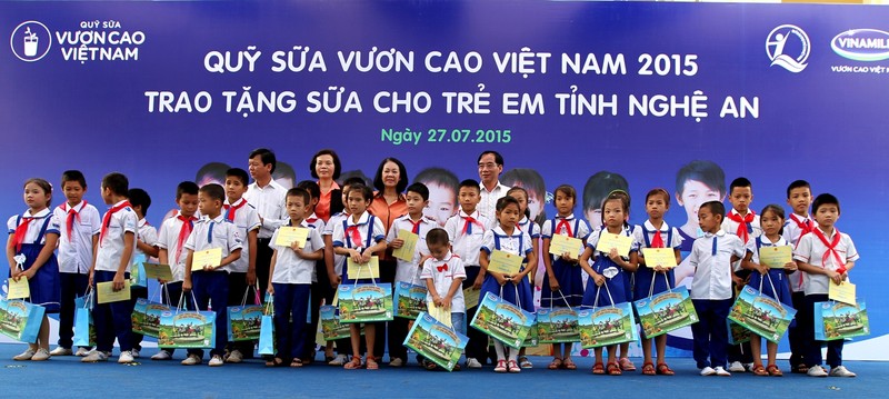 Vinamilk tang 500 thung sua cho tre em Quang Ninh