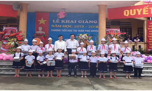 EVN HANOI tang vo cho HS hoan canh kho khan dip khai giang-Hinh-2