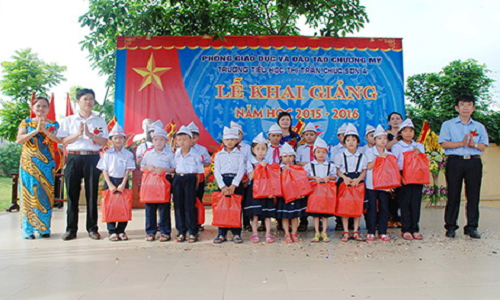 EVN HANOI tang vo cho HS hoan canh kho khan dip khai giang-Hinh-4