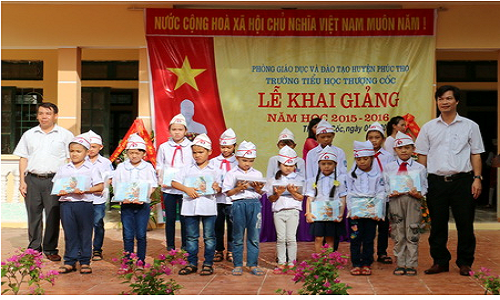 EVN HANOI tang vo cho HS hoan canh kho khan dip khai giang-Hinh-5