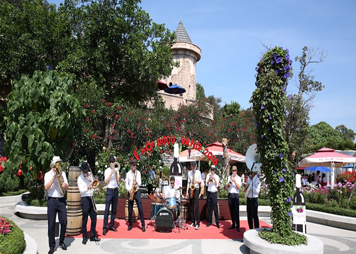 Kham pha Le hoi ruou vang tren dinh Ba Na Hills