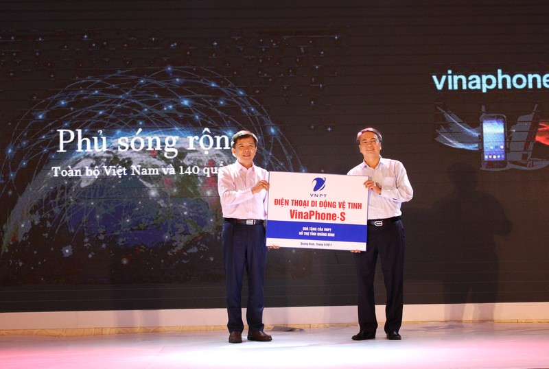 VNPT trao tang UBND tinh Quang Binh 2 tram thoi tiet thong minh-Hinh-2