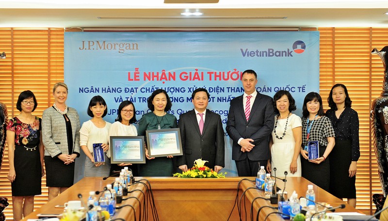 VietinBank nhan cu dup giai thuong cua JPMorgan Chase Bank