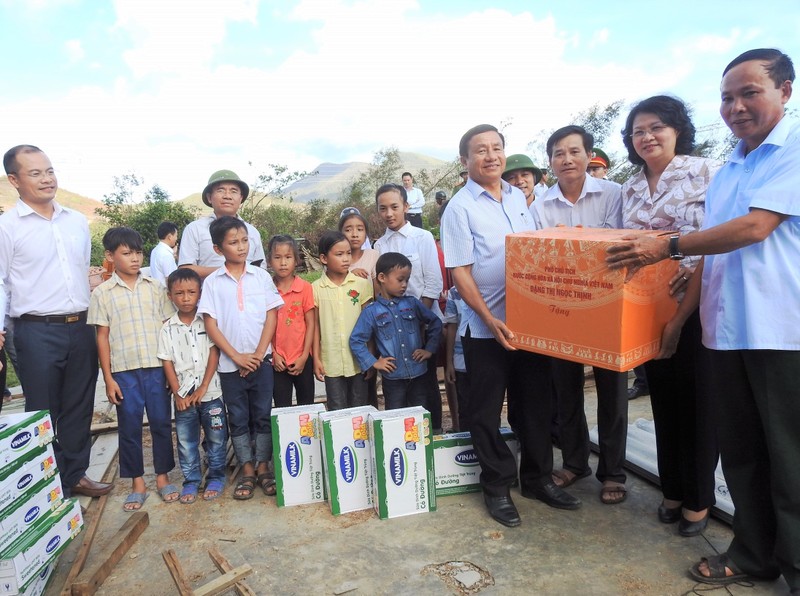 Vinamilk dem sua den voi tre em vung lu tai Ha Tinh va Quang Binh