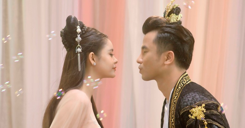 Fan bat ngo hinh anh “My nhan cung dau” cua Truong Quynh Anh trong MV co trang moi