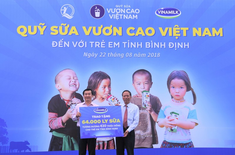 Quy sua Vuon cao VN va Vinamilk trao 64.000 ly sua cho tre em Binh Dinh-Hinh-2