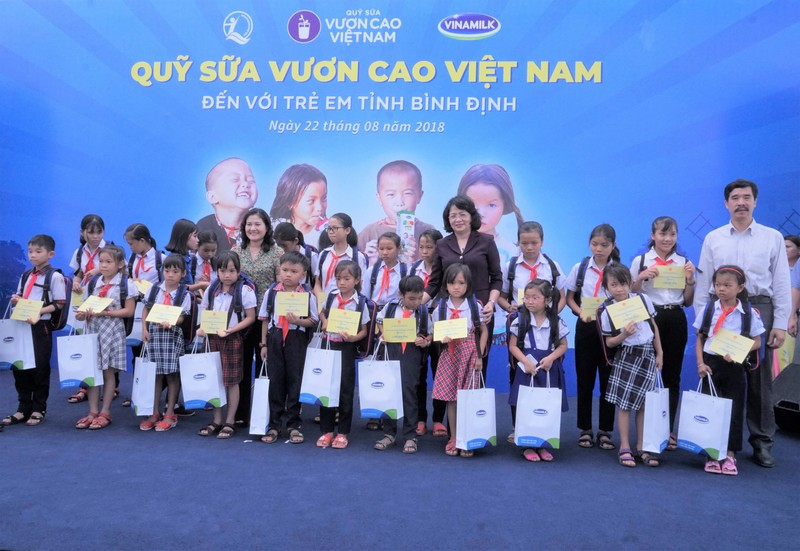 Quy sua Vuon cao VN va Vinamilk trao 64.000 ly sua cho tre em Binh Dinh-Hinh-3