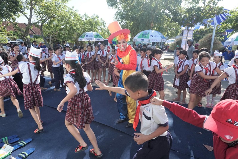 Quy sua Vuon cao VN va Vinamilk trao 64.000 ly sua cho tre em Binh Dinh-Hinh-4