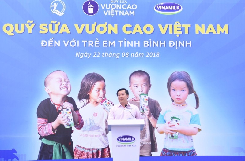 Quy sua Vuon cao VN va Vinamilk trao 64.000 ly sua cho tre em Binh Dinh