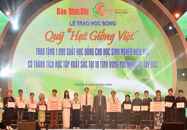 Tap doan Muong Thanh trao tang 1.000 suat hoc bong cho HS 10 tinh mien nui phia Bac-Hinh-2