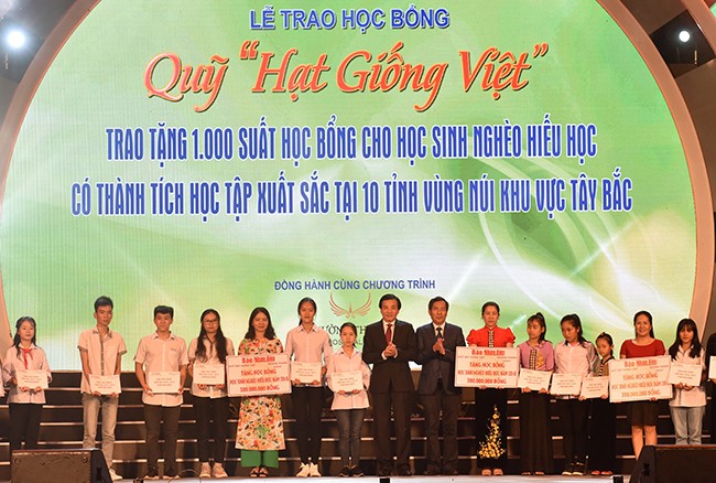 Tap doan Muong Thanh trao tang 1.000 suat hoc bong cho HS 10 tinh mien nui phia Bac
